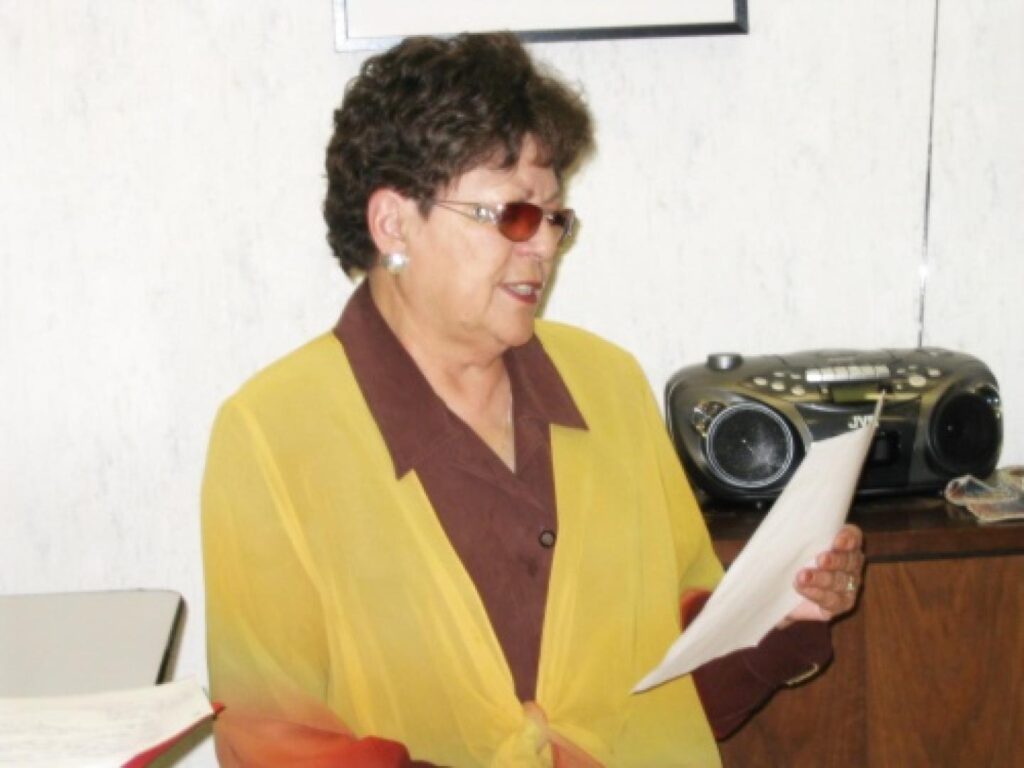 Gerri Many Fingers giving a speech at the 2007 AGM